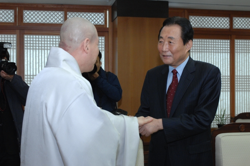2010.01.05_유인촌 문체부 장관, 고건 사회통합위원회 위원장 예방 (12)